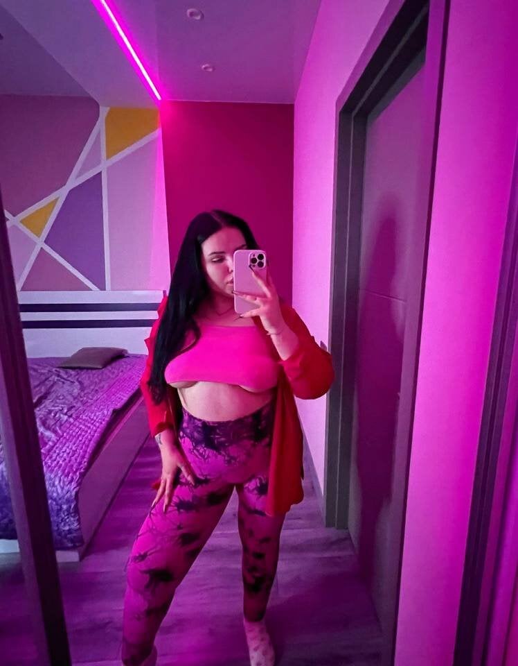 myliveeroticcams.com anikakiss livesex profile in in-your-heart-handsome-boy cams