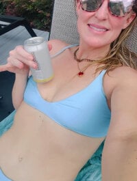 MILF-Goddess' Offline Chat Room