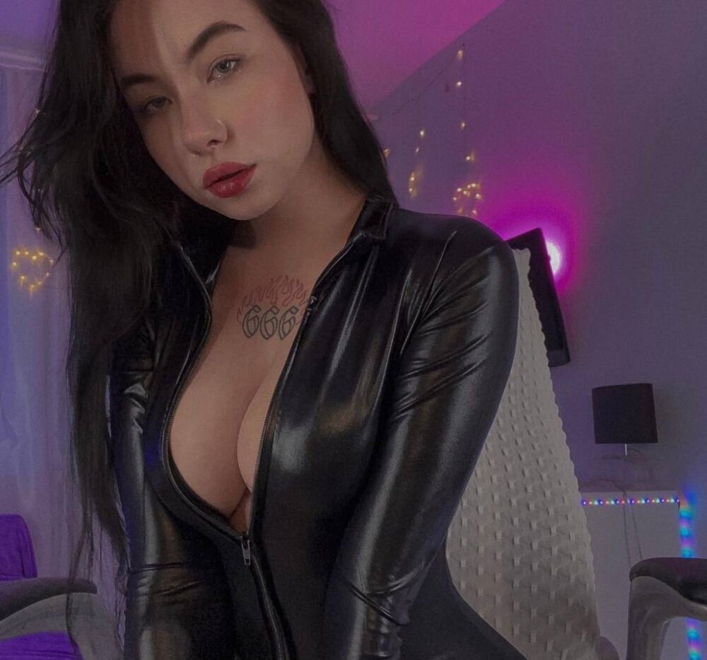 Hellstar_ 🎽 live cam
