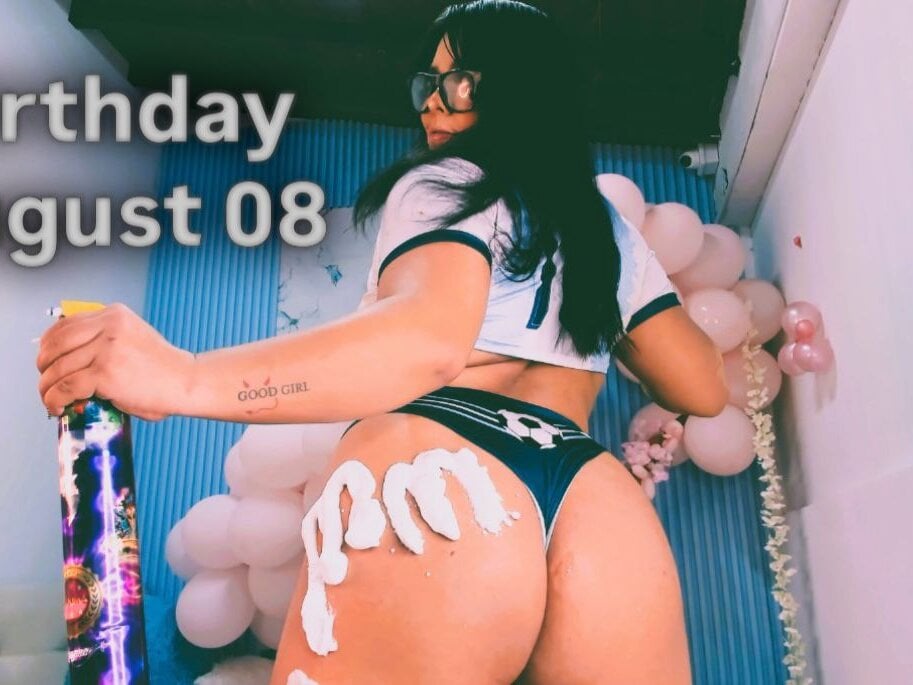 Danniela18_ live cam model at StripChat