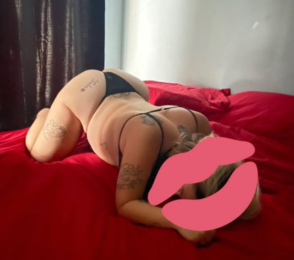 Chloexx69 live cam model at StripChat