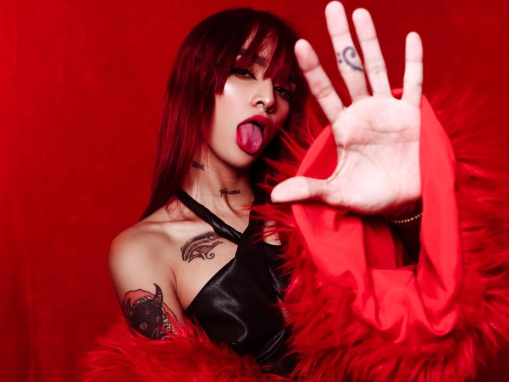 stripchat ravynrouge_ webcam profile pic via chatnmate.com