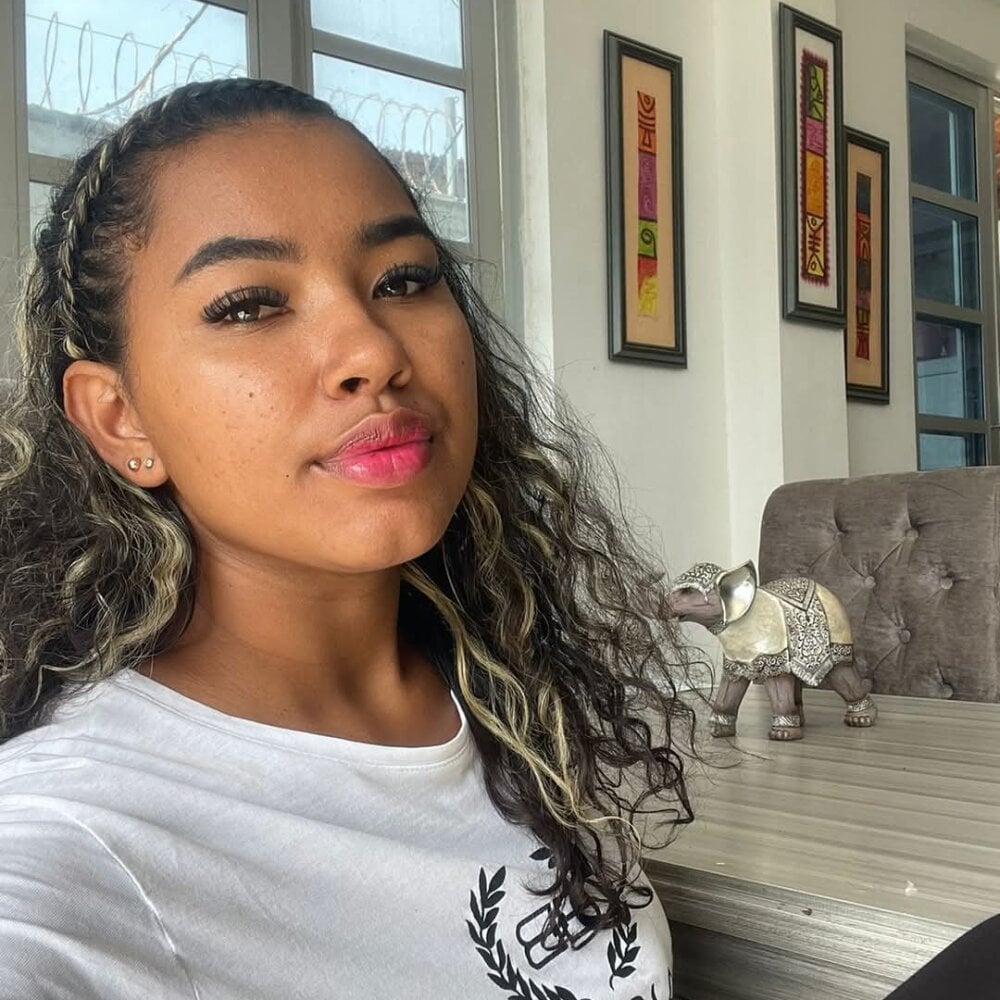 watchgirlcam.com cinnamonpassion_ livesex profile in whispering-woods-of-europe cams