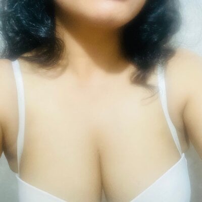 Naughty_ruchi Female Moderatelypricedcam2cam Cam Strip