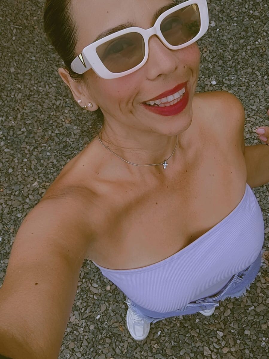 xxx-topcamgirls.com mia_miel livesex profile in small-tits cams