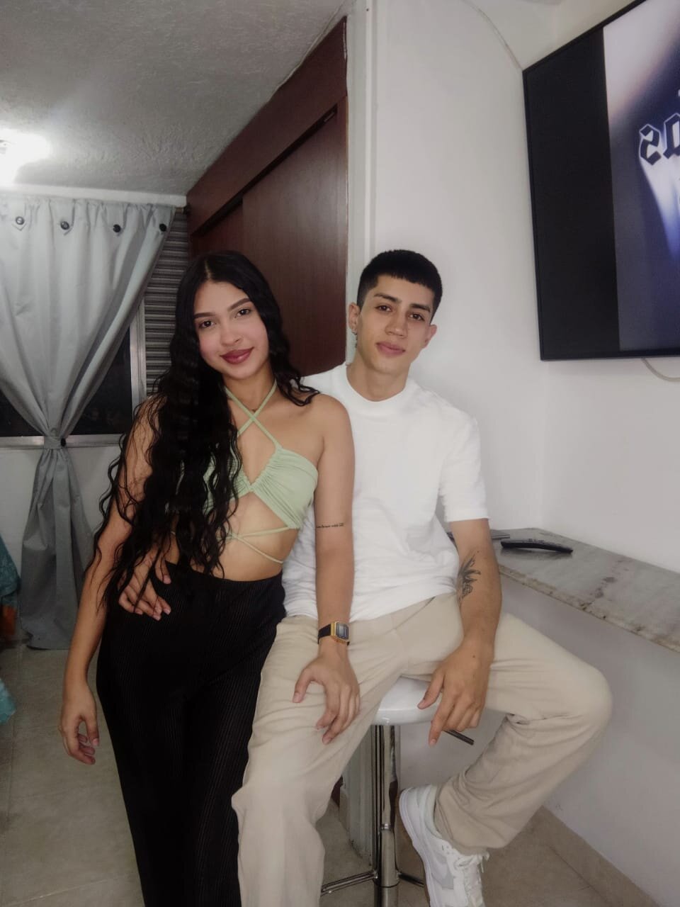 Valen_and_dollar
