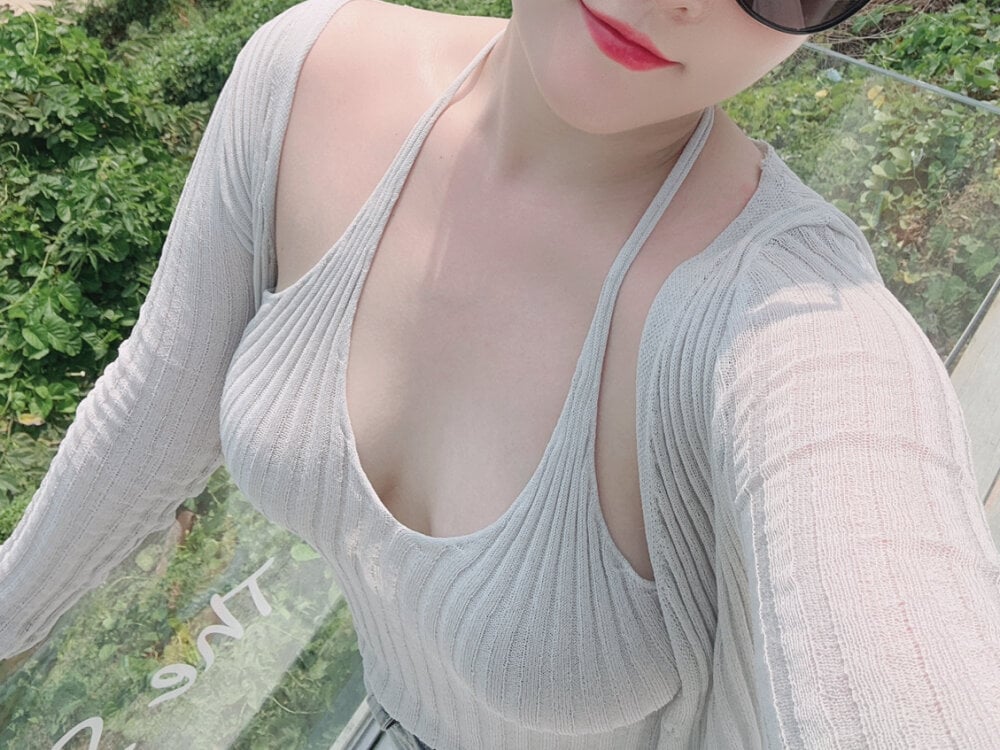 free6cams.com kititi0x0 livesex profile in some-secret-place-on-the-heaven cams