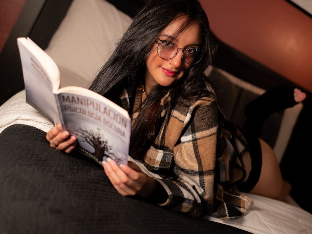 Live sex webcam photo for YourLinda_ #289701354