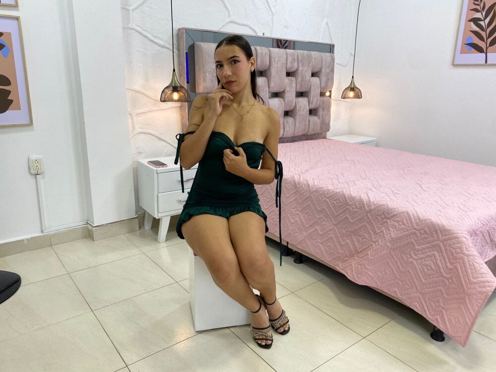 sleekcams.com sophia_joneess livesex profile in spanish cams