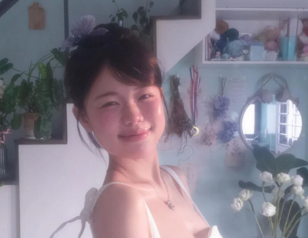 Ming-Ming nude on cam A