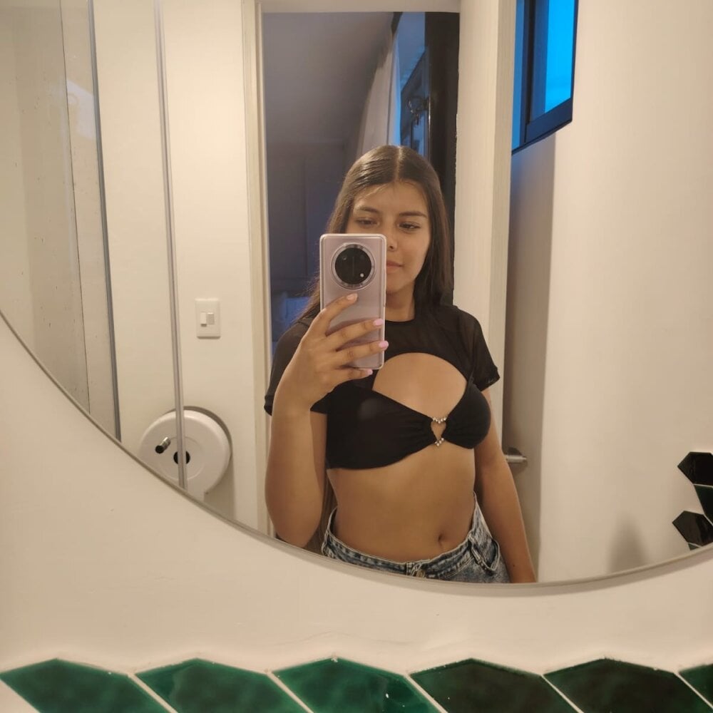 iluvcams.com xkendalljonesxx livesex profile in granny cams