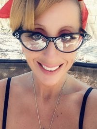 LourdesNoir's Offline Chat Room