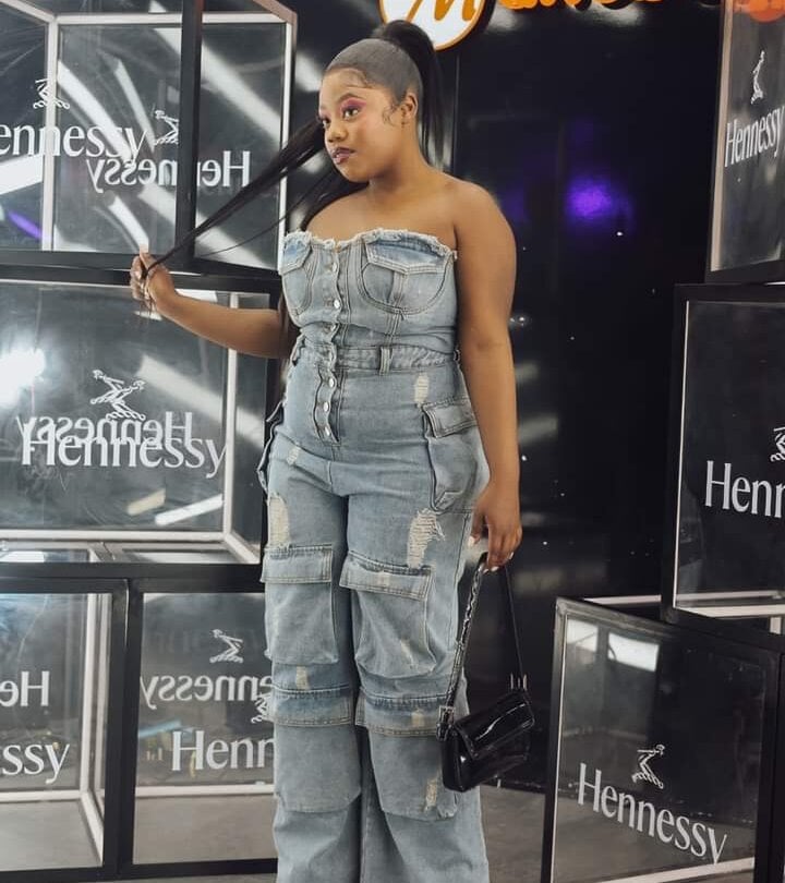 watchgirlcam.com zuzi201 livesex profile in somewhere-on-this-twisted-planet cams