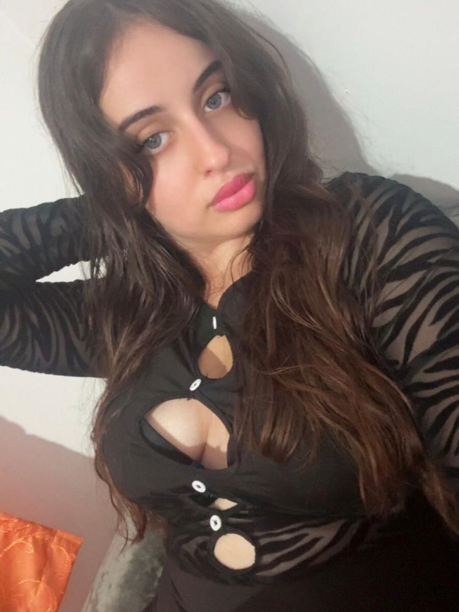 pornsexycams.com naleenfaye livesex profile in white-hair cams
