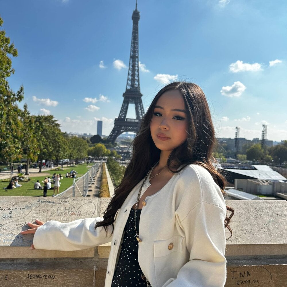 SupremeDividend live cam model at StripChat