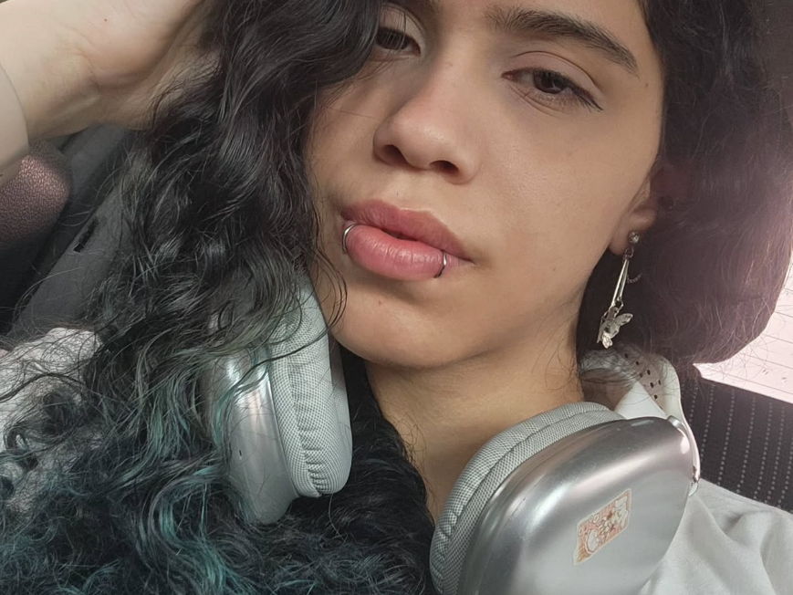 sexcams-joy.com mikaela_sonata livesex profile in latino cams