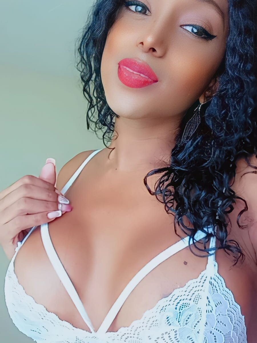 Watch  xia_ebonyts live on cam at StripChat