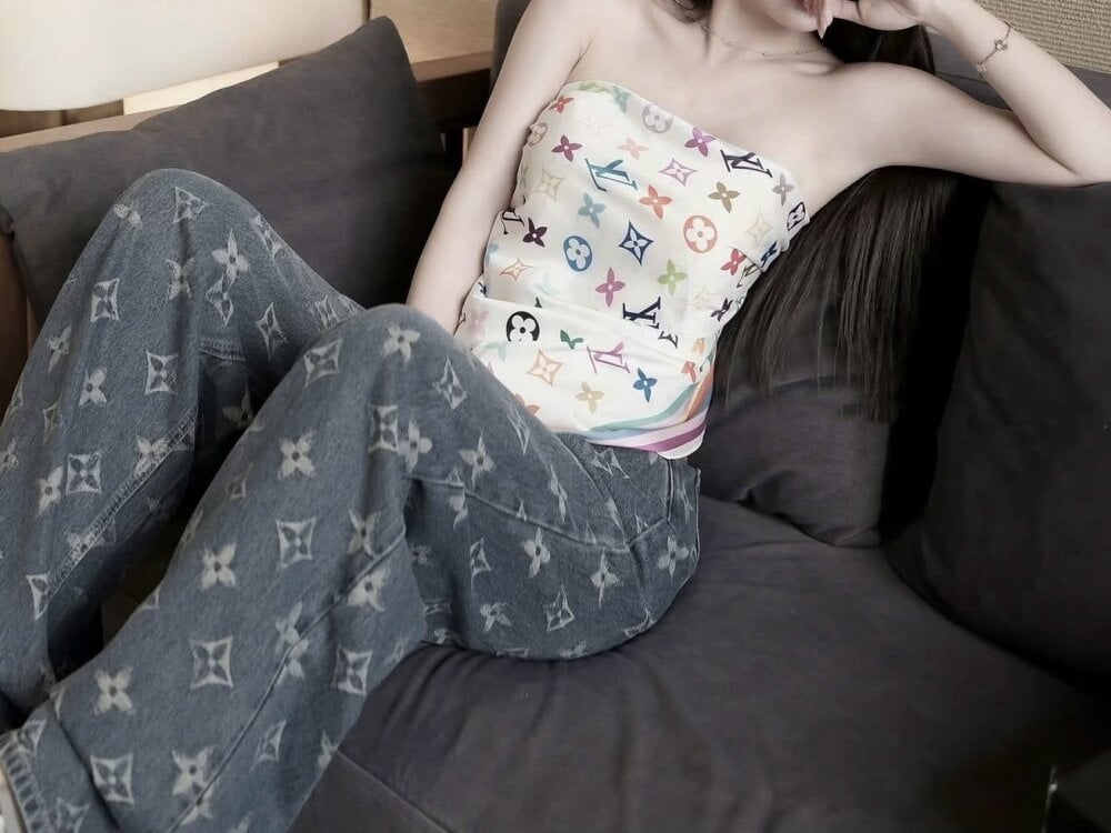 Vannie_vanh, female webcam model,  years old, on live webcam