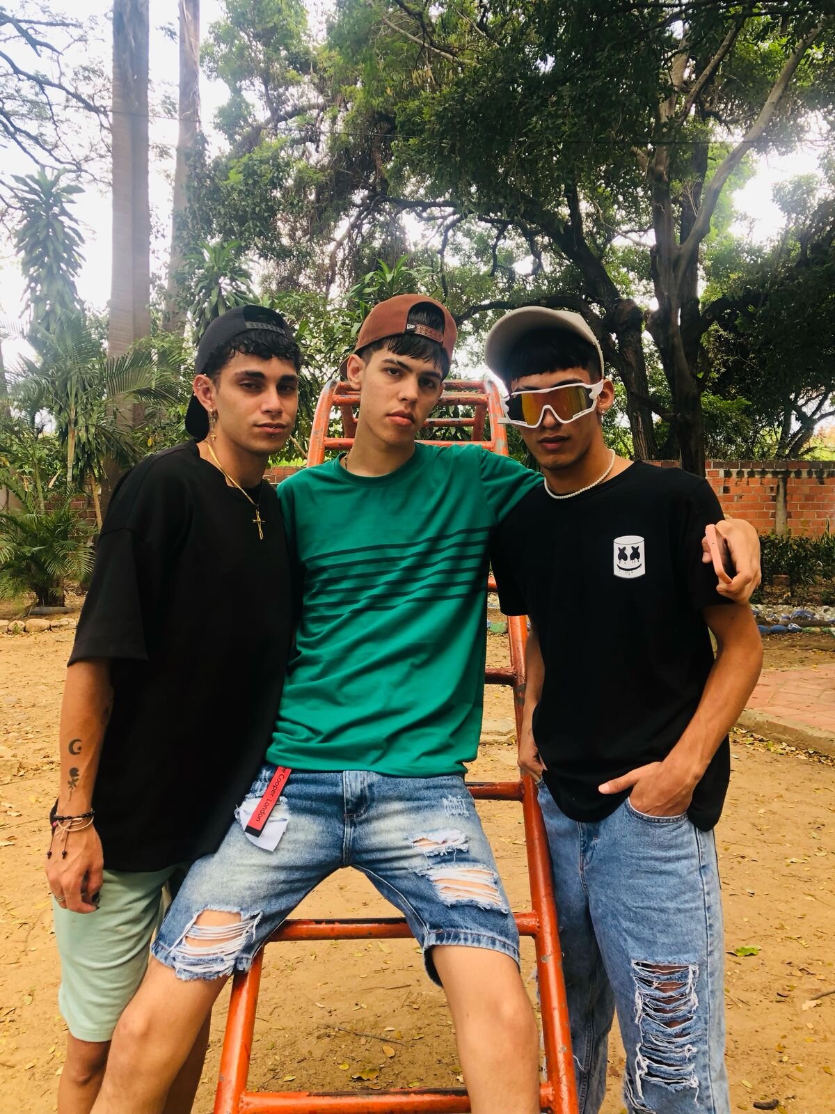 LINE_LATINOS_BOYS