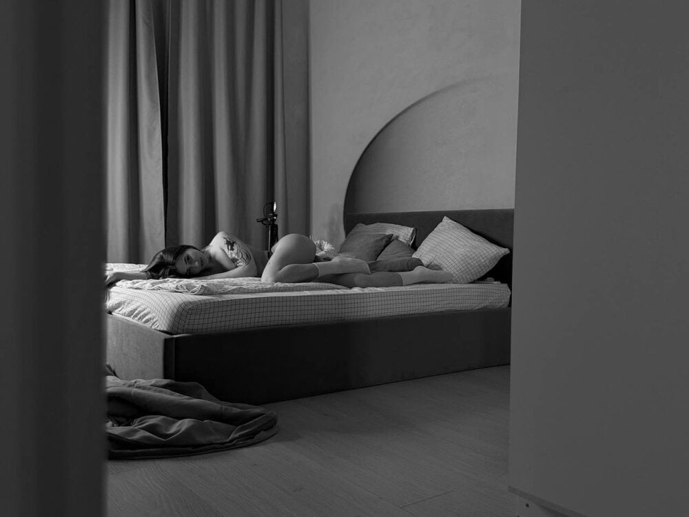 myliveeroticcams.com blooomis livesex profile in in-neighboring-room cams