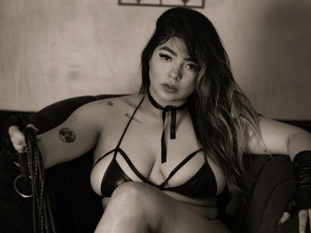 OriannaFox live cam model at StripChat