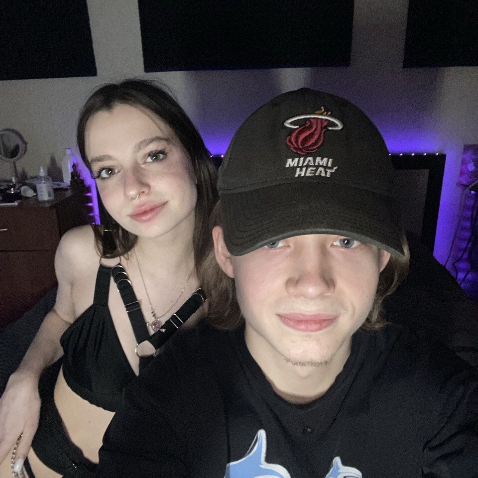 Neon_Couple profile
