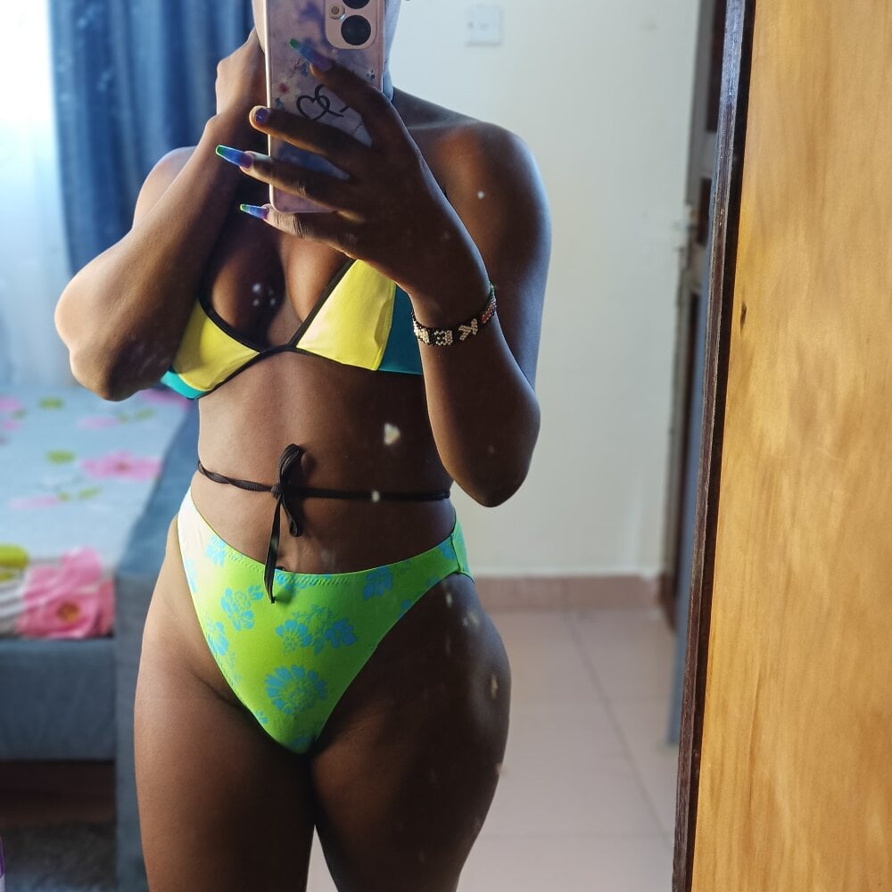 Watch HOTTIE__EBONY live on cam at StripChat