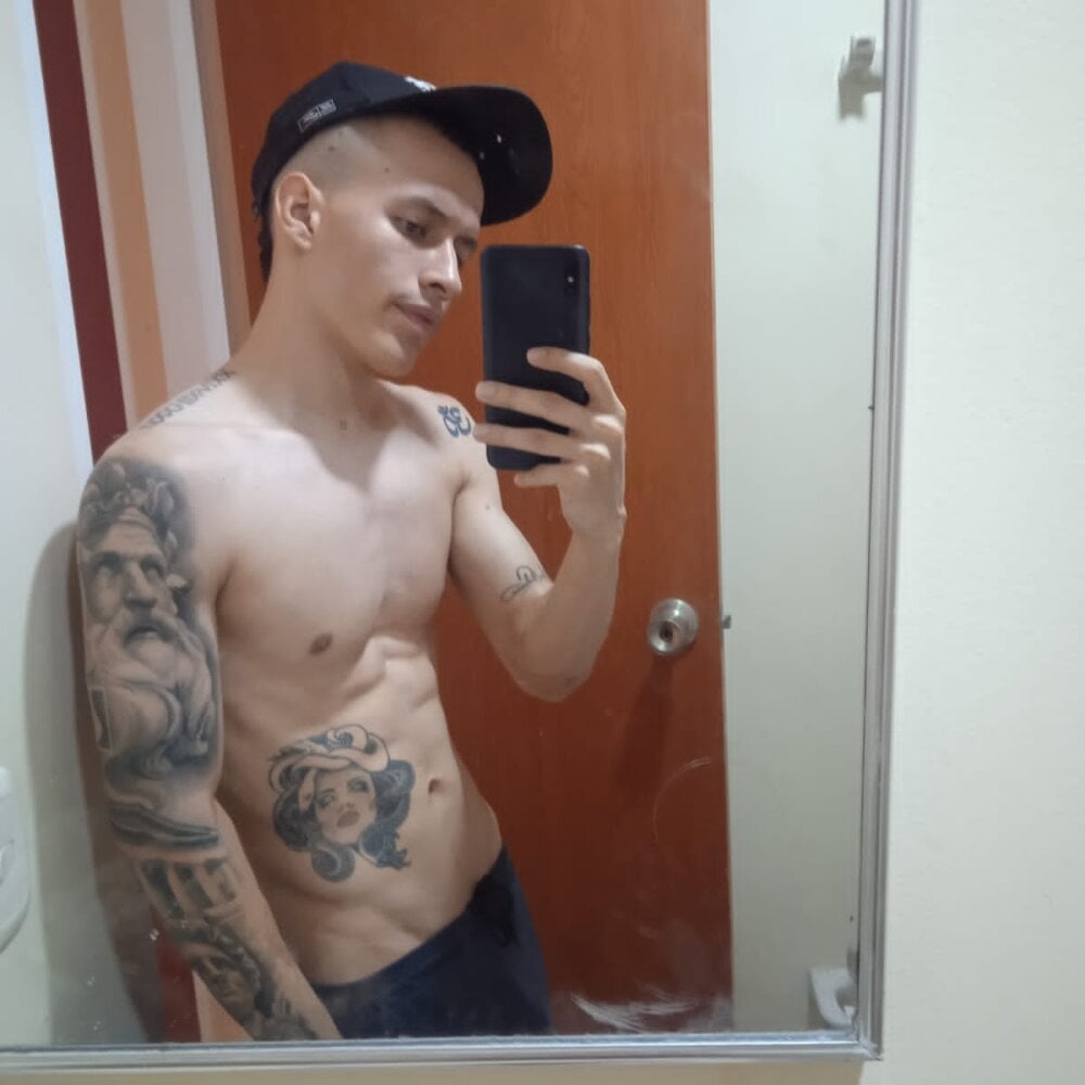 Watch  isaac_verrati_ live on cam at StripChat