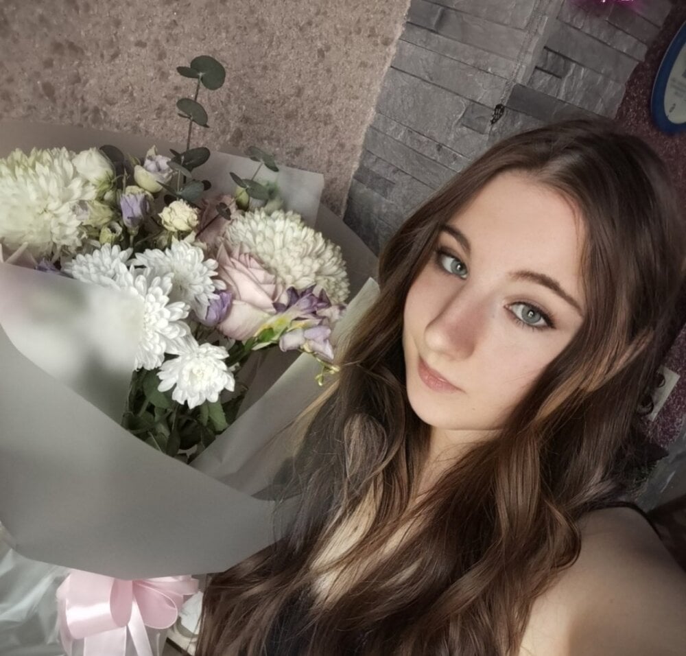 iluvcams.com cuddlyskitty livesex profile in ill-let-you-guess cams