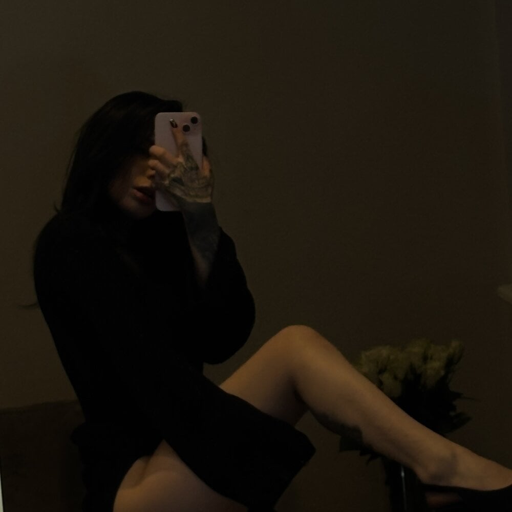 stripchat -_alice webcam profile pic via elivecams.com