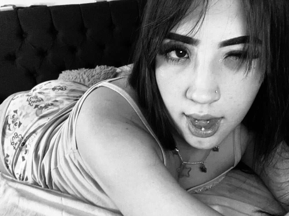 stripchat paulina_party webcam profile pic via watchgirlcam.com