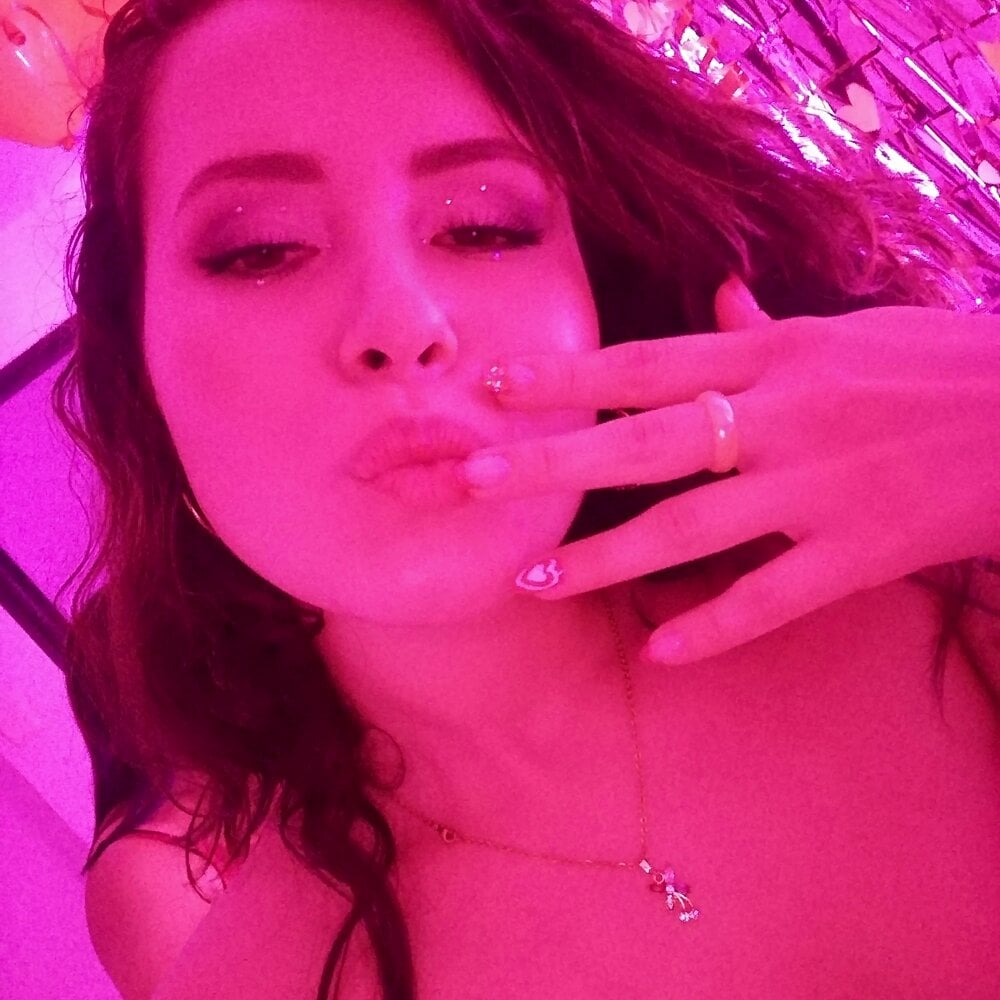 NeredaXxx live cam model at StripChat