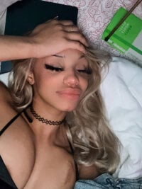 Brattybabyy123's Offline Chat Room