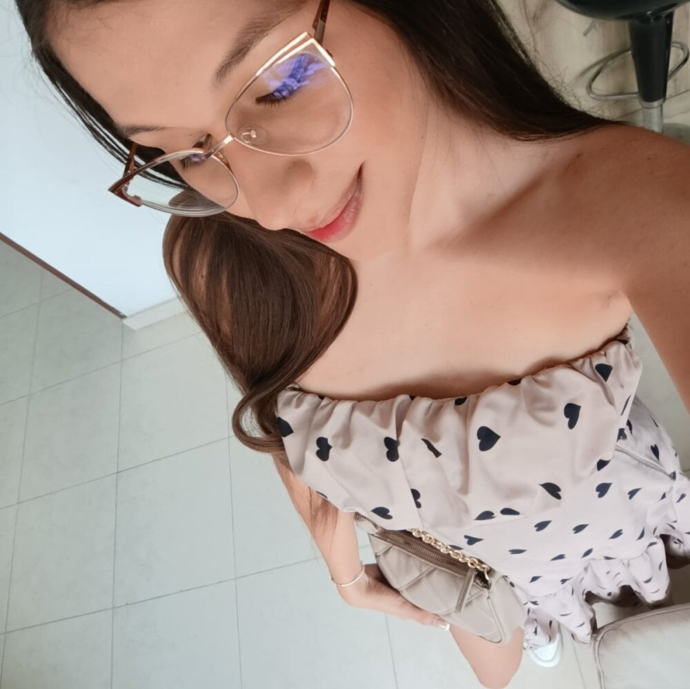 sexcam-girls.com britany_velvet_ livesex profile in in-the-palm-of-your-hands cams