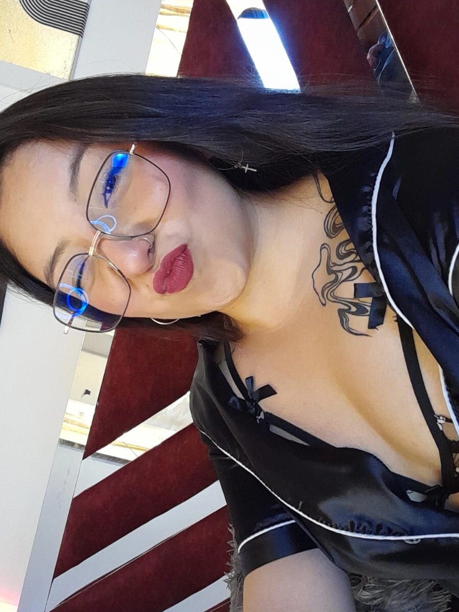 camila_eclipse webcam profile - Saint Helenian