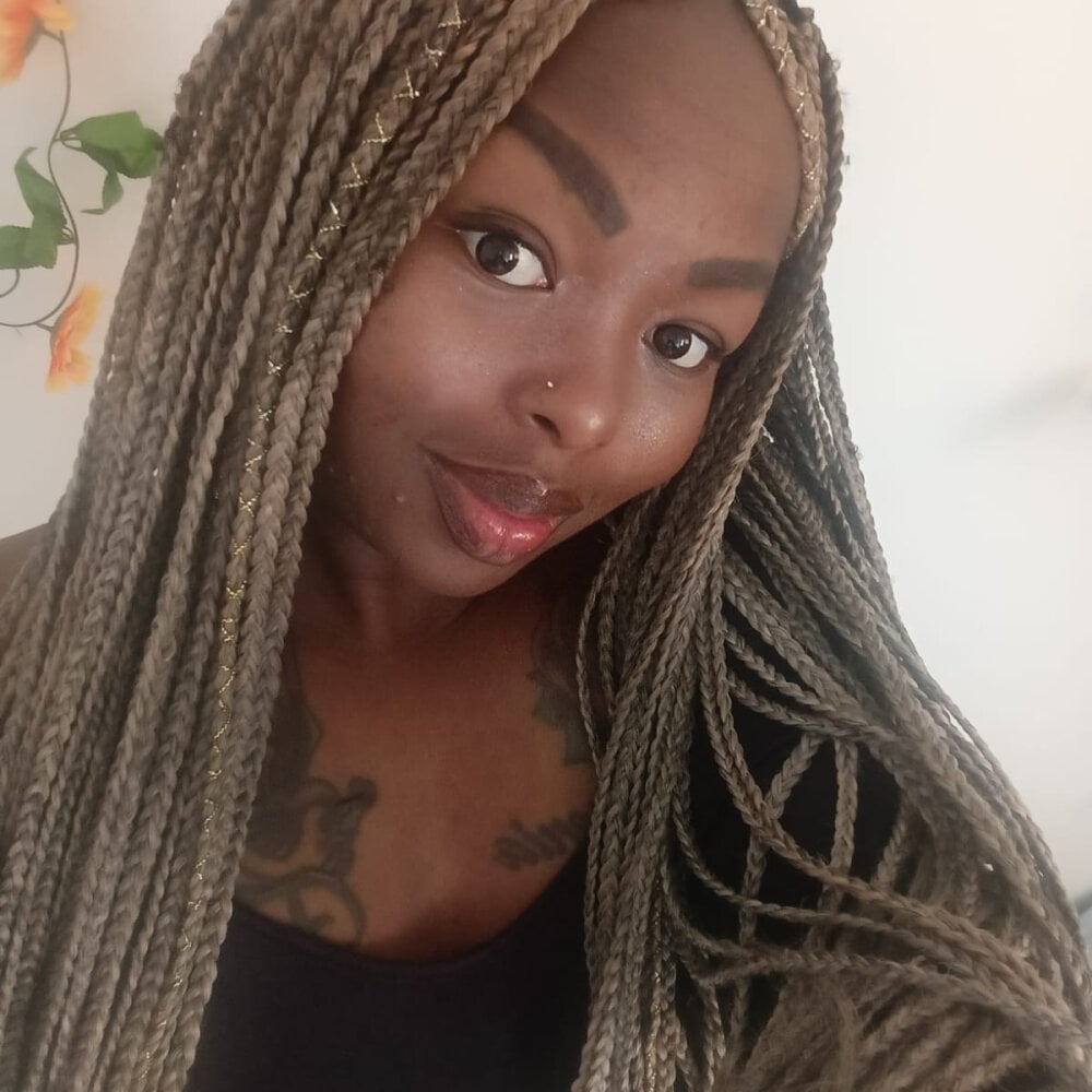 _Zooee profile