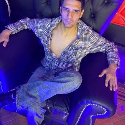 Adam_Arango_ Live Cam on StripChat