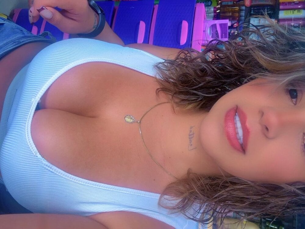 mega-camsex.net ambar_cortes livesex profile in spanish cams