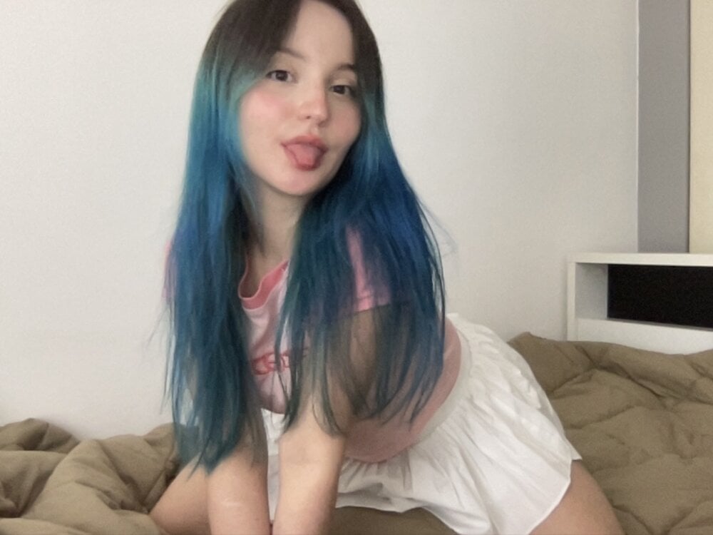 6livesex.com lil_jennie livesex profile in somewhere-on-the-campus cams