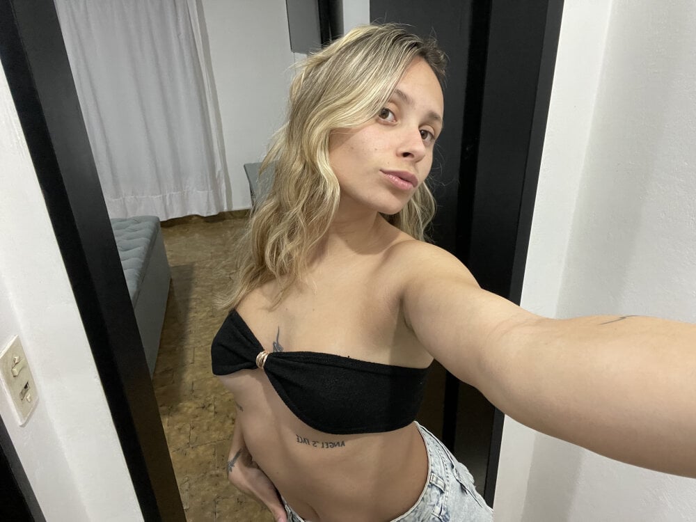 sexcams-joy.com skydeluna livesex profile in spanish cams