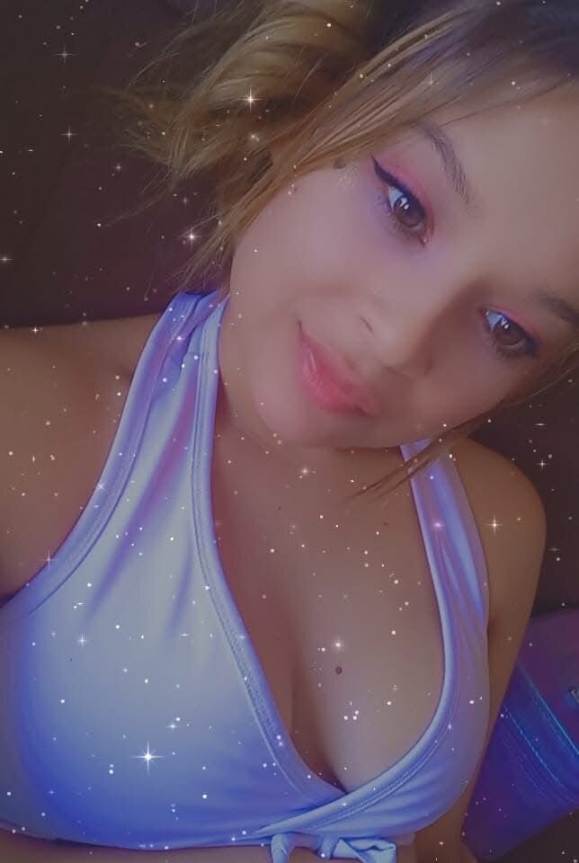 6livesex.com lunaa_kisses livesex profile in somewhere-on-the-campus cams