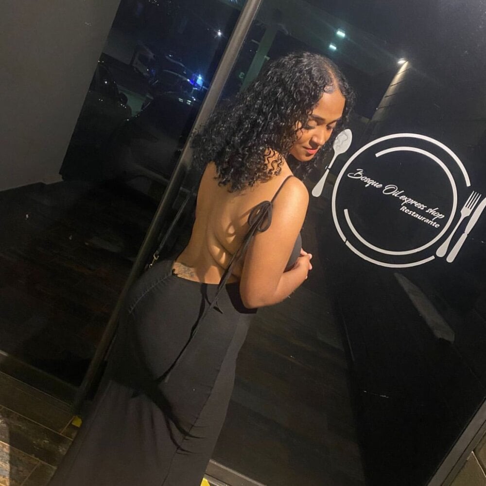 Tina_curly live cam model at StripChat