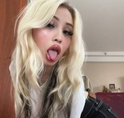DollHtty 🕣 webcam chat