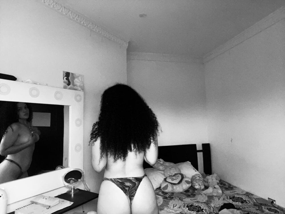 Live sex webcam photo for Cresp4_ #289916456