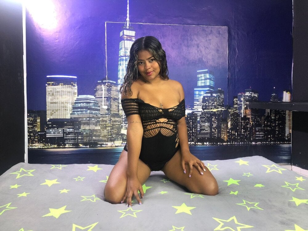 KerryLatina live cam model at StripChat