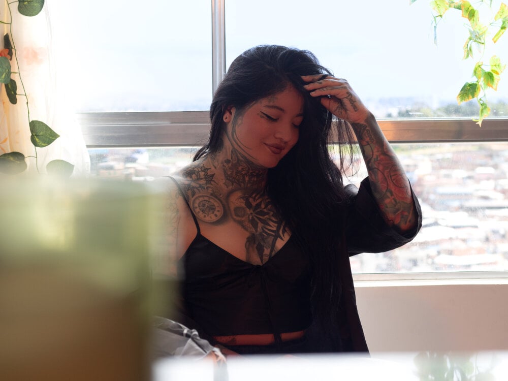 iluvcams.com unatatuada livesex profile in brown-eyes cams