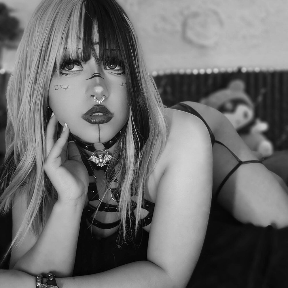 Live sex webcam photo for AilynParker #290840879