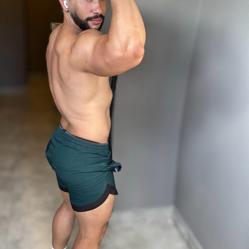 isaac_franko from stripchat