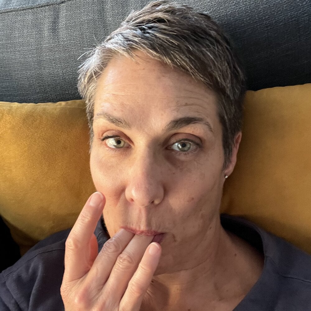 livesex.fan strongsoftsexy livesex profile in white cams