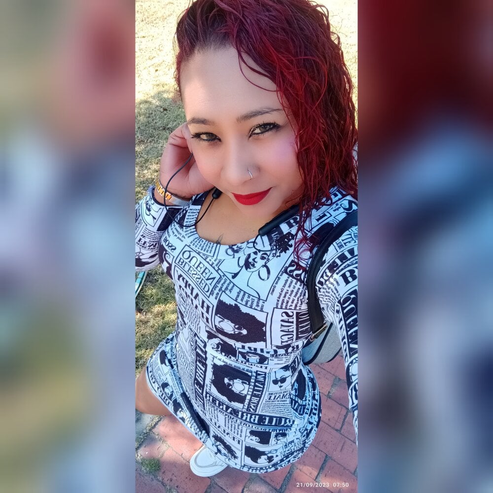 escarlett_hott live cam model at StripChat